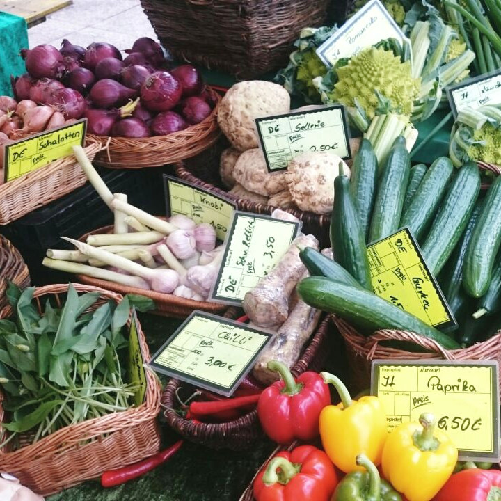 Saisonales Gemüse an einem Marktstand