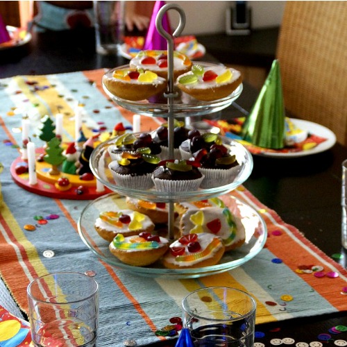 Gedeckter Tisch mit Kuchen zum Kindergeburtstag