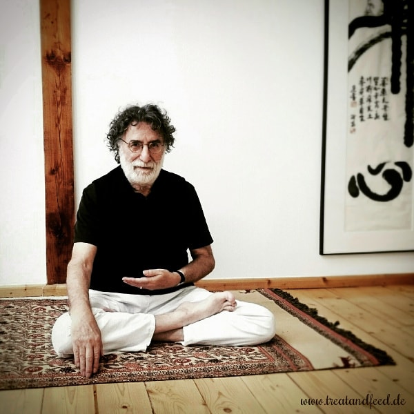 Politikwissenschaftler und Yogalehrer Hans-Peter Hempel im Lotussitz.
